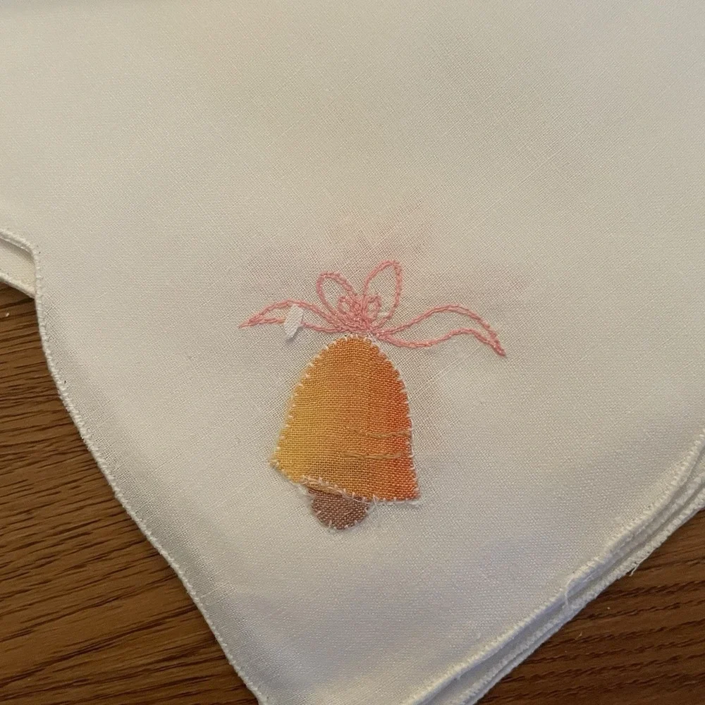 Set Of 8 Vintage Embroidered Bell Appliqué Napkins Cotton Blend Scalloped Edges